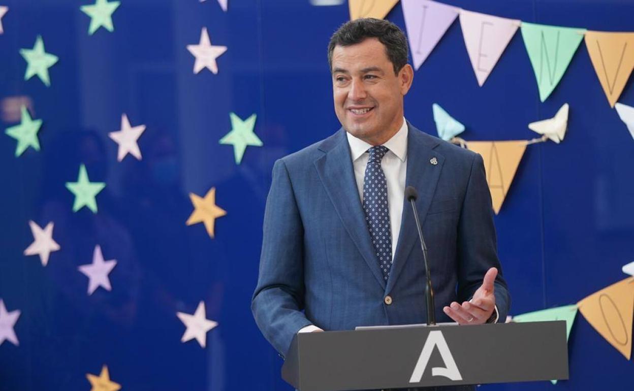 Juanma Moreno, durante la comparecencia, este lunes, en el Centro de Servicios Sociales San José, promovido por la Fundación Persán. 