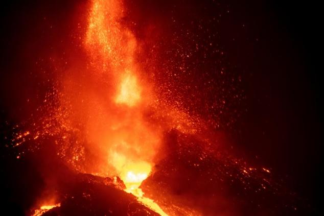 La caída una parte del cono ha provocado que se unan los principales centros emisores de lava y de esa manera aumente considerable el caudal de magma.