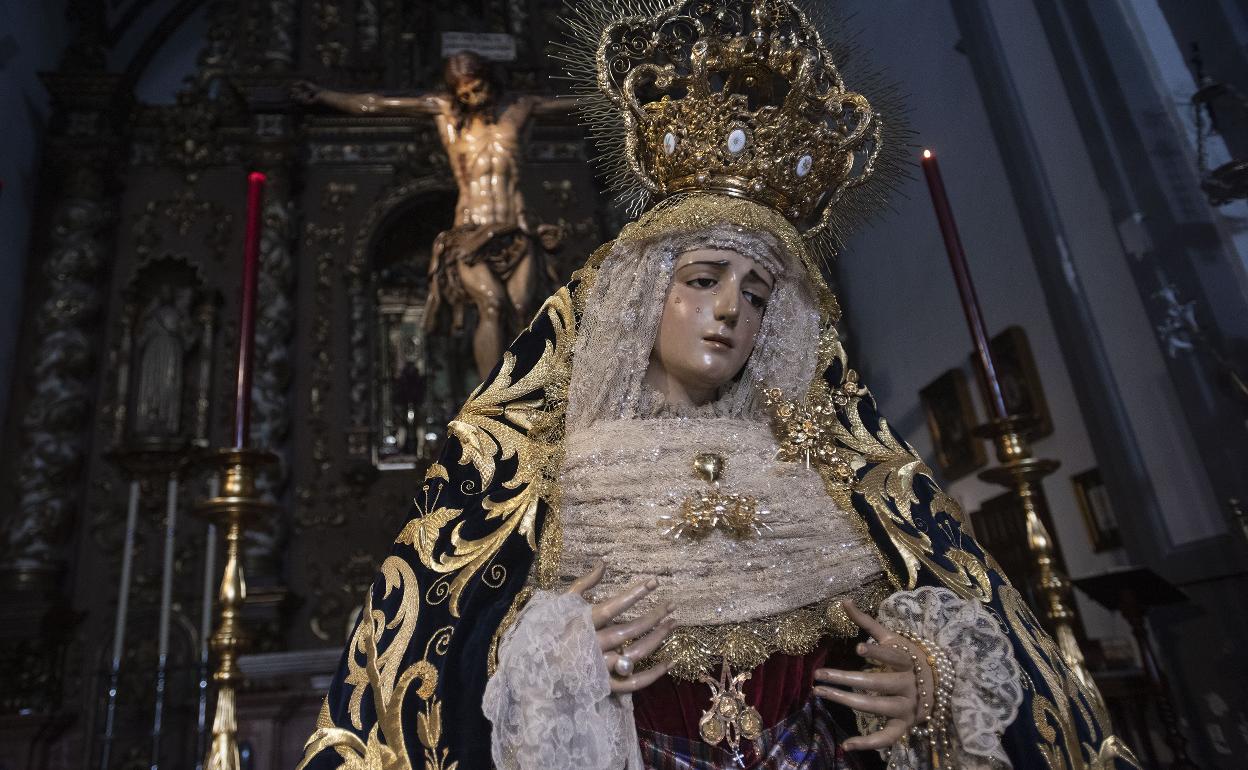 La Virgen de los Dolores, la pasada Semana Santa, con el Cristo de la Redención al fondo. / 