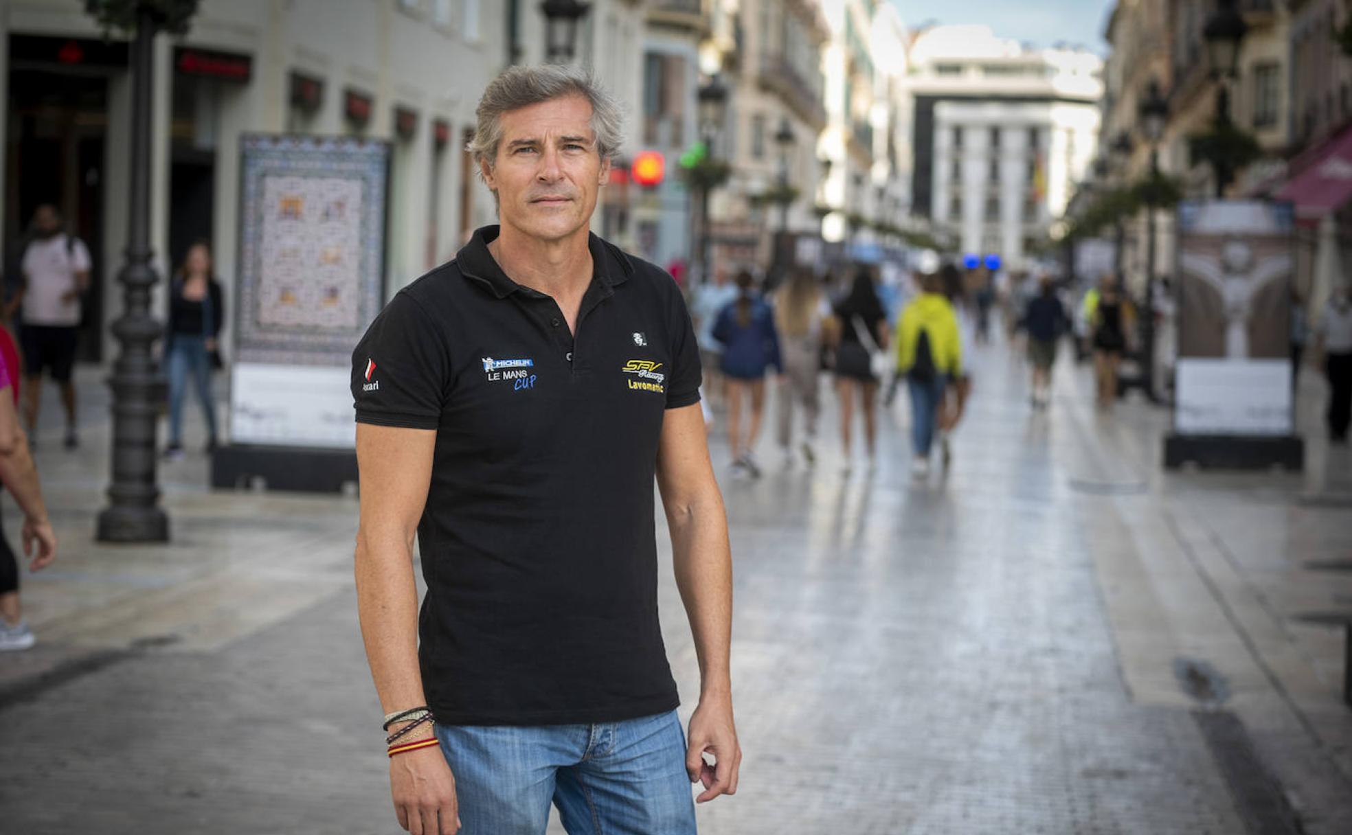 El piloto del CER Álvaro Fontes posa con la calle Larios al fondo. 