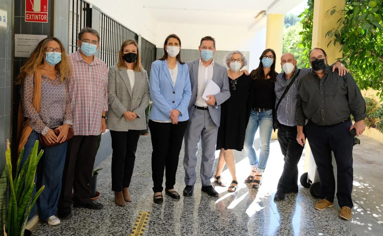 La delegada de Educación, Mercedes García Paine, durante su visita al Centro de Educación Permanente de La Palma. 