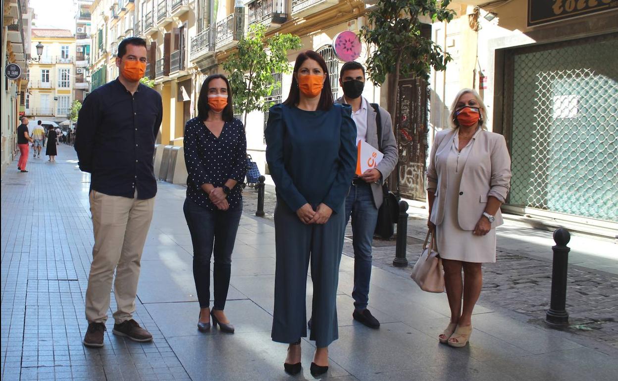 Noelia Losada y su equipo, esta mañana a las puertas de La Invisible