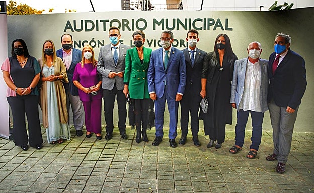 Imagen principal - Tres imágenes de la inauguración del nuevo auditorio, este miércoles en Rincón de la Victoria. 