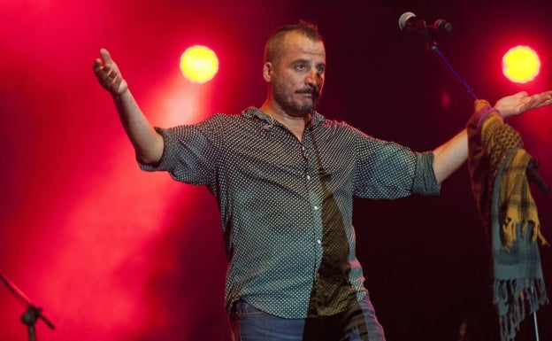 Imagen principal - Arriba, Pepe Torregrosa durante un concierto de Jarrillo Lata. Debajo, el grupo malagueño en una actuación y el cartel anunciador del concierto de presentación de su nuevo disco. 