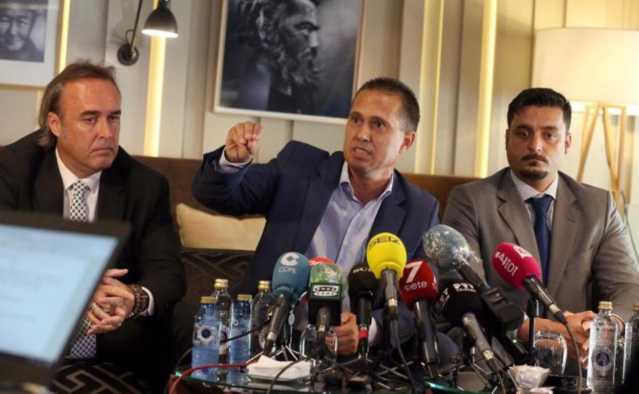 Paradas Romero, junto a sus dos abogados, durante la comparecencia ante la prensa.