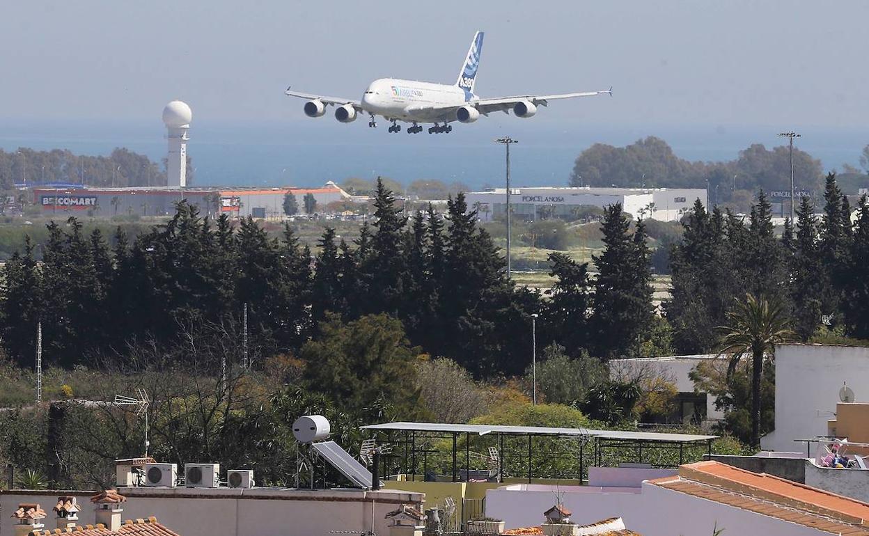 Un vuelo se aproxima al Aeropuerto de Malaga. 