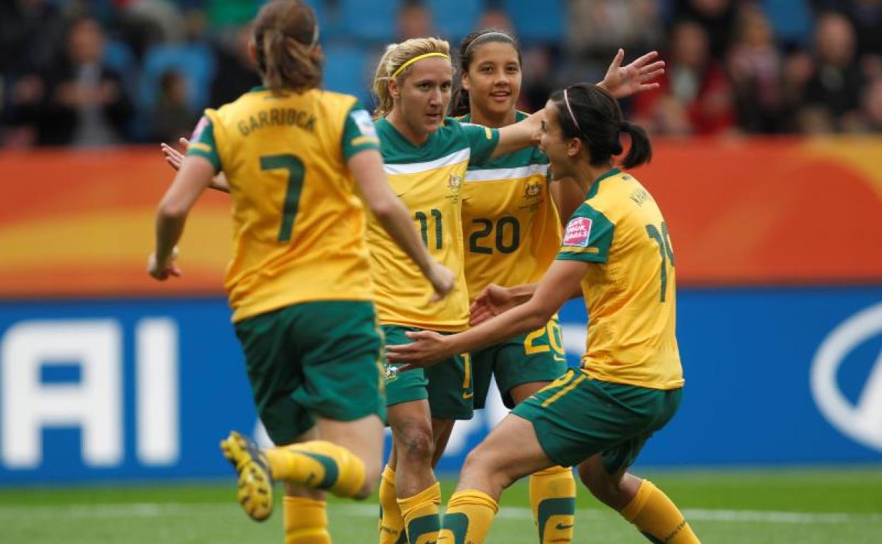 La futbolista australiana Lisa de Vanna (2i) celebra un gol con sus compañeras de selección. 