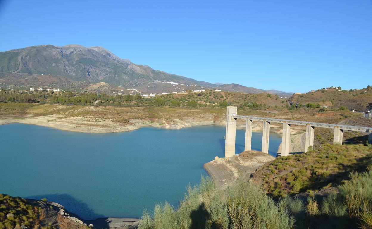 El embalse de La Viñuela almacenaba apenas 35 hectómetros, el 21% de su capacidad. 