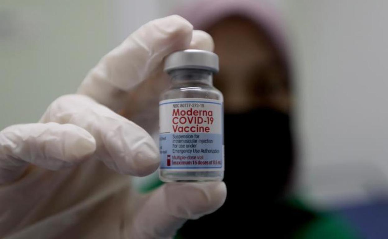 Suecia y Dinamarca restringen el uso de la vacuna de Moderna