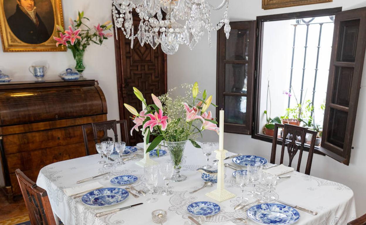 Puesta en escena. Salón del siglo XIX del Museo del Vidrio y Cristal del Málaga, con la mesa montada con piezas de la época.
