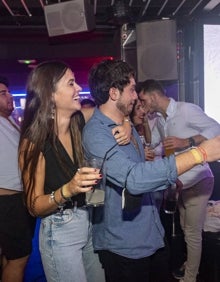 Imagen secundaria 2 - Imágenes del ambiente en varias discotecas este viernes, durante el primer fin de semana con las nuevas restricciones en el ocio nocturno. 
