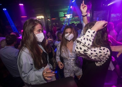 Imagen secundaria 1 - Imágenes del ambiente en varias discotecas este viernes, durante el primer fin de semana con las nuevas restricciones en el ocio nocturno. 