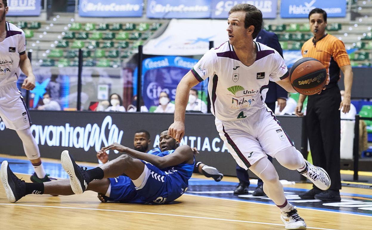 Frankie Ferrari, con el balón en un partido del Unicaja. 