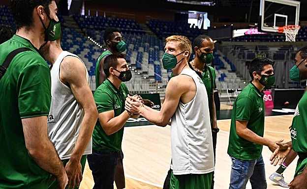 El saludo entre Alberto Díaz y jugadores del Unicaja Almería. 
