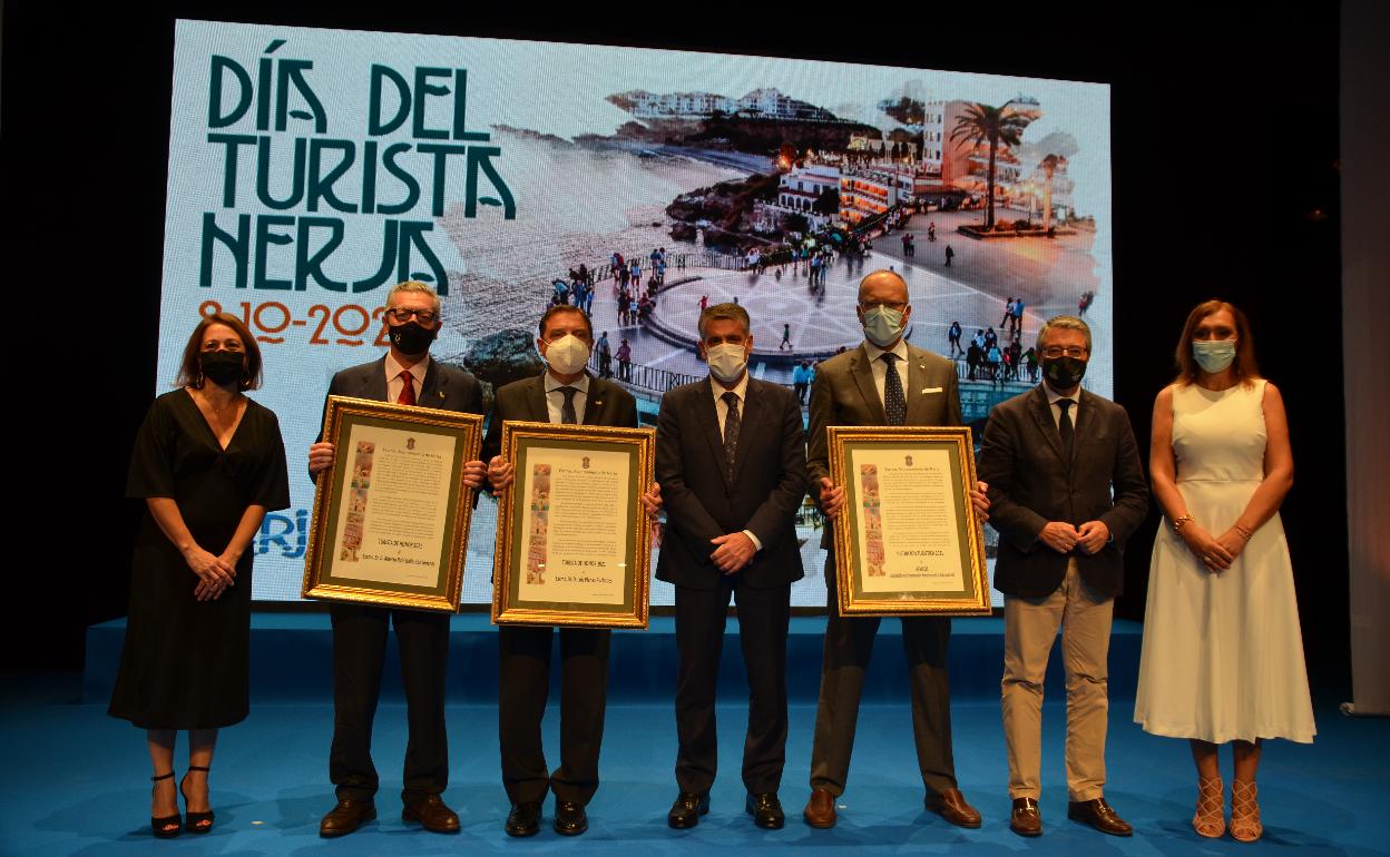 Patricia Navarro, Alberto Ruiz-Gallardón, Luis Planas, José Alberto Armijo, José Luque, Francisco Salado y Gema García, este sábado en Nerja. 