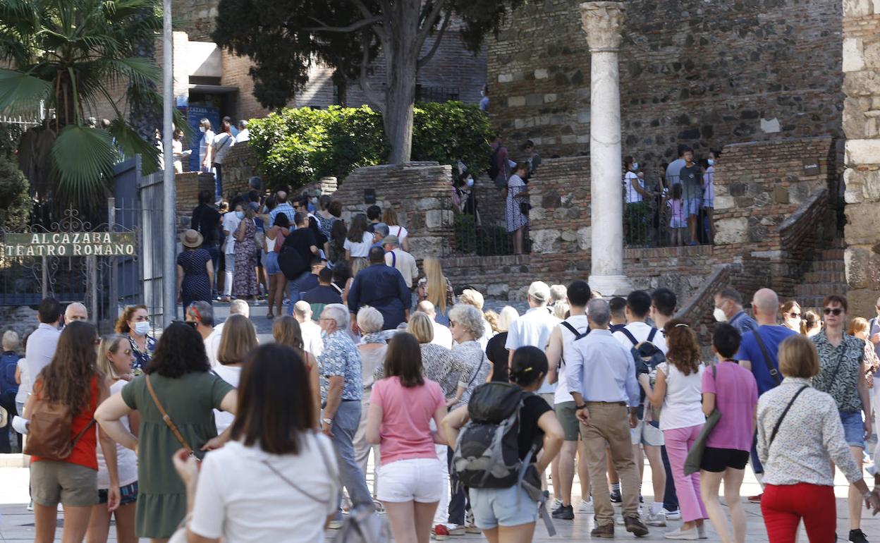Colas para entrar en La Alcazaba. 