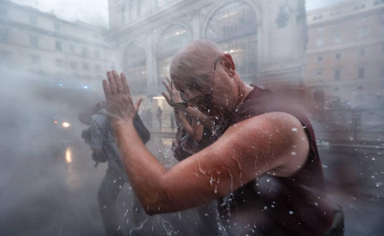 Los agentes dispersan a los manifestantes con cañones de agua durante la protesta del sábado en Roma. 