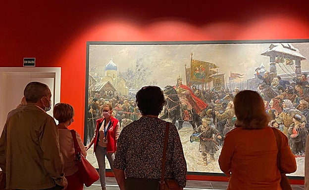 Los asistentes durante la visita al Museo Ruso.