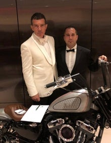 Imagen secundaria 2 - Tres imágenes de motos diseñadas por Alí Manén y en una con el actor malagueño Antonio Banderas. 