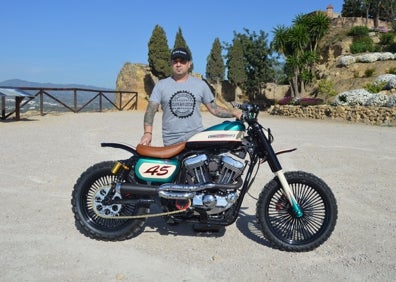 Imagen secundaria 1 - Tres imágenes de motos diseñadas por Alí Manén y en una con el actor malagueño Antonio Banderas. 