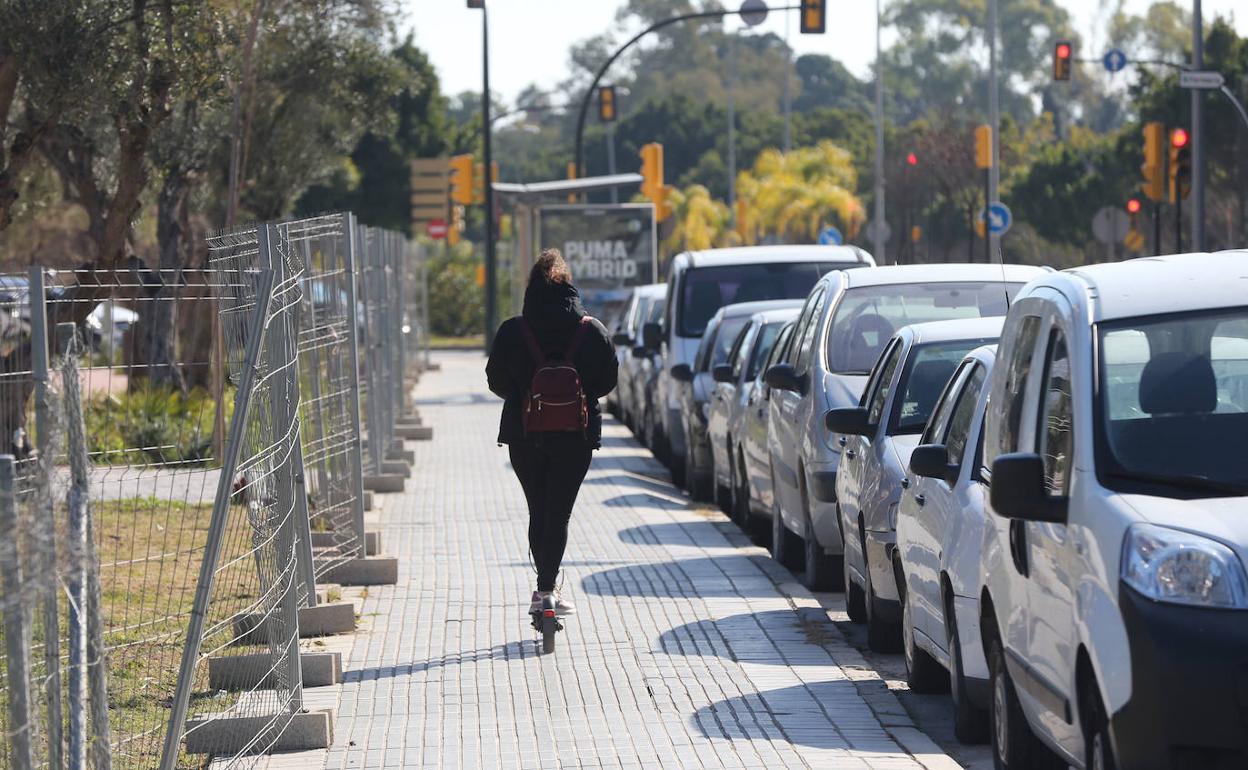 Una joven circula con su patinete por una acera de la capital, algo que está prohibido tanto por la DGT como por el Ayuntamiento. 