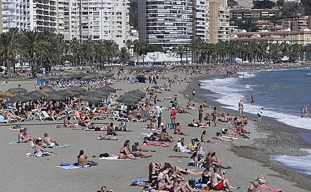 El buen tiempo ha llenado playas como la de La Malagueta. 