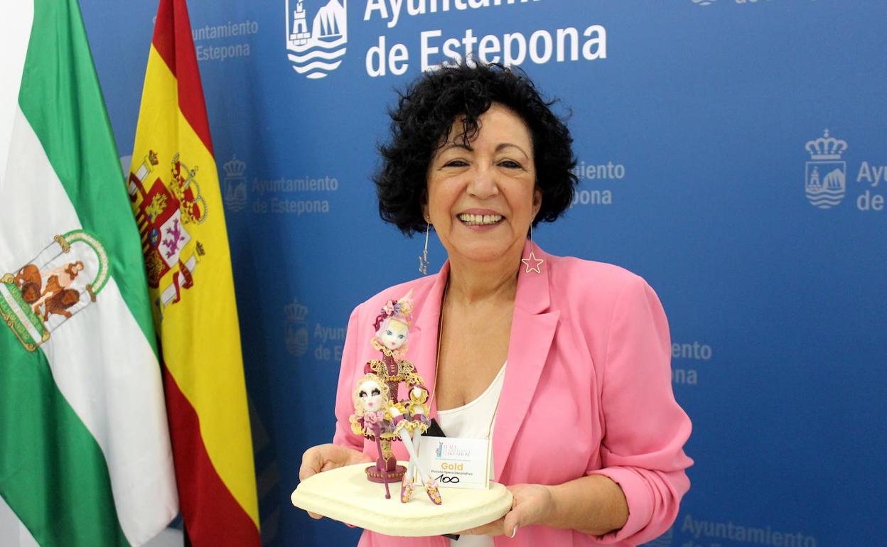 Cholys posa junto a su figura ganadora, una muñeca veneziana, en la recepción en el Ayuntamiento. 