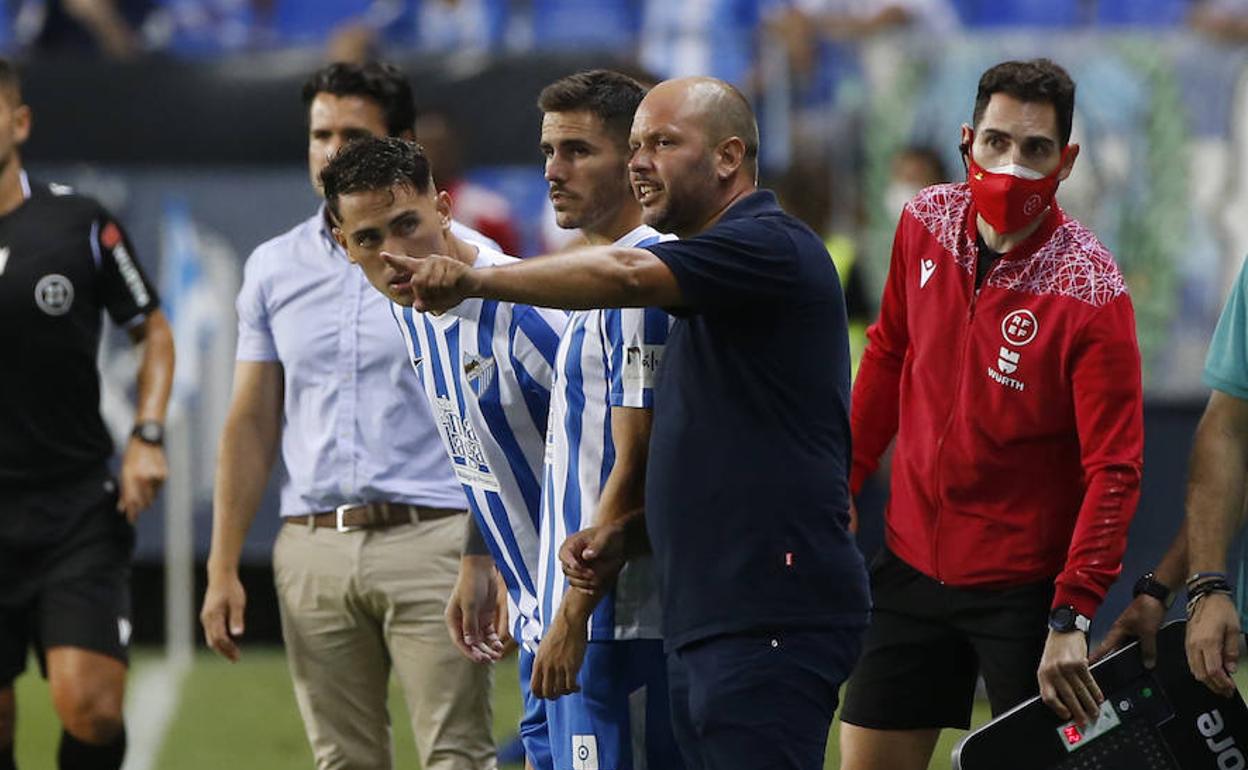 Jairo recibe instrucción de José Alberto antes de entrar a jugar en el partido contra el Mirandés.