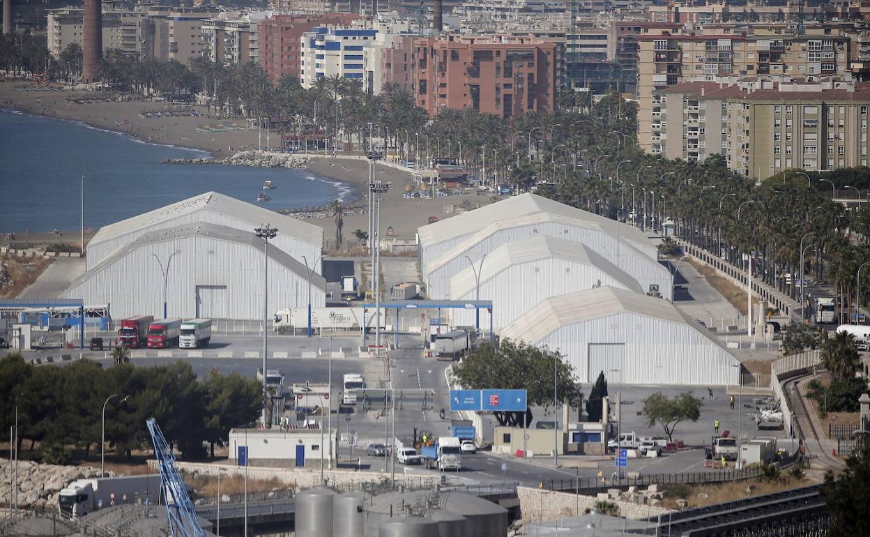 Vista área de las carpas de graneles instaladas actualmente en el muelle de San Andrés. 