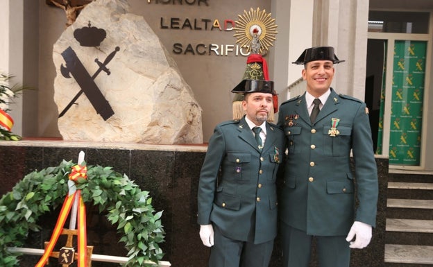 Julián y José, tras recibir la cruz con distintivo rojo. 