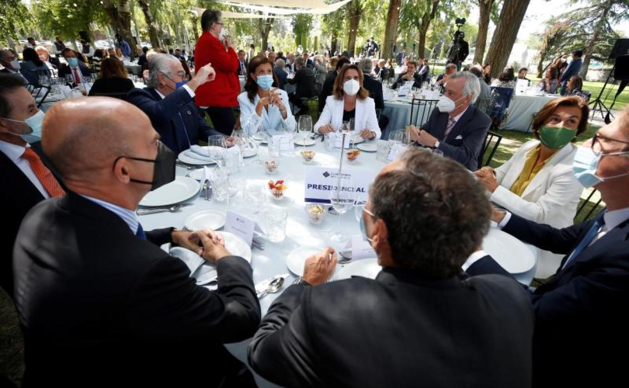 La vicepresidenta, Teresa Ribera, junto a los ejecutivos de las energéticas, el 20 de septiembre. 