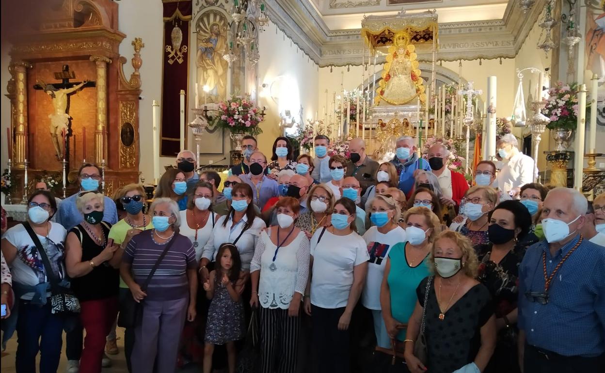 Miembros del colectivo, junto a la Virgen del Rocío. 