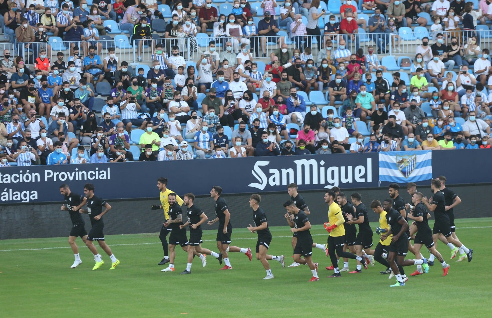 El club blanquiazul abrió las puertas de su estadio para crear comunión entre plantilla y seguidores aprovechando el festivo nacioanl del Día de la Hispanidad y con el objetivo de impulsar la venta de abonos.