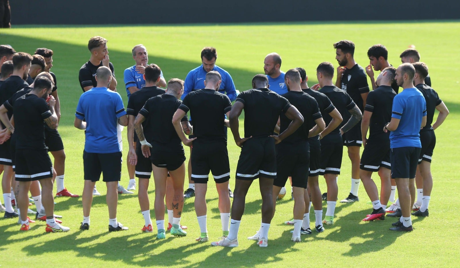 El club blanquiazul abrió las puertas de su estadio para crear comunión entre plantilla y seguidores aprovechando el festivo nacioanl del Día de la Hispanidad y con el objetivo de impulsar la venta de abonos.
