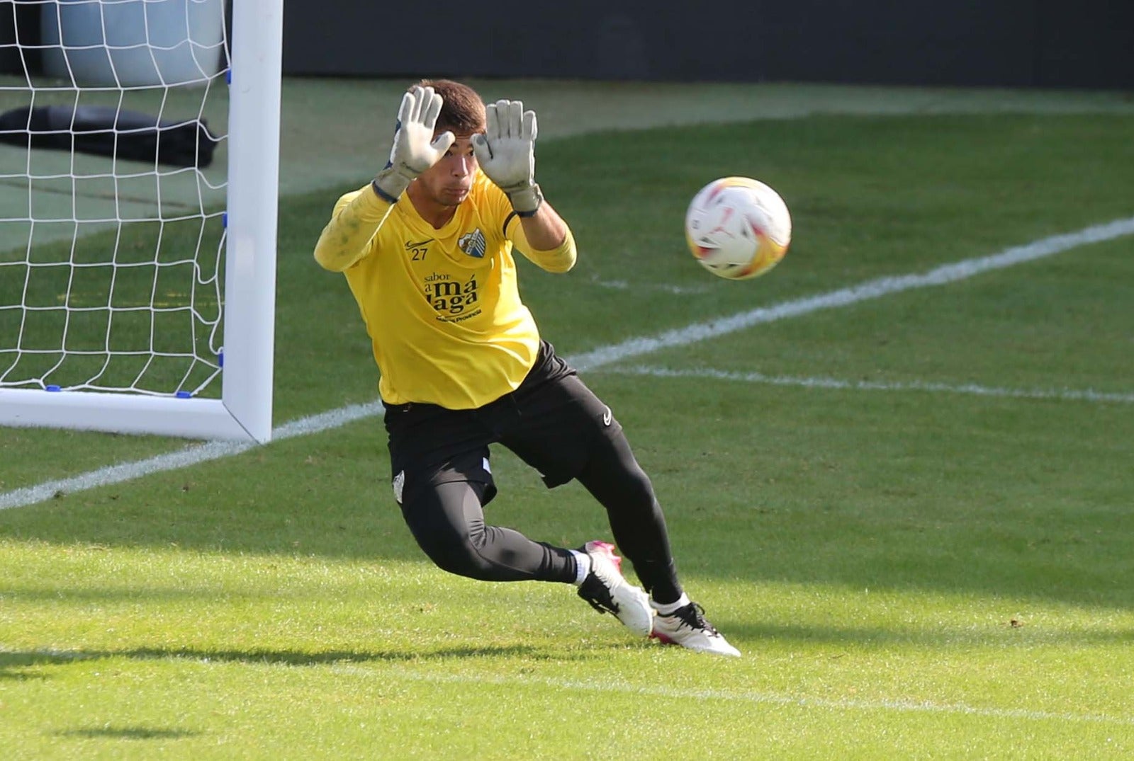El club blanquiazul abrió las puertas de su estadio para crear comunión entre plantilla y seguidores aprovechando el festivo nacioanl del Día de la Hispanidad y con el objetivo de impulsar la venta de abonos.