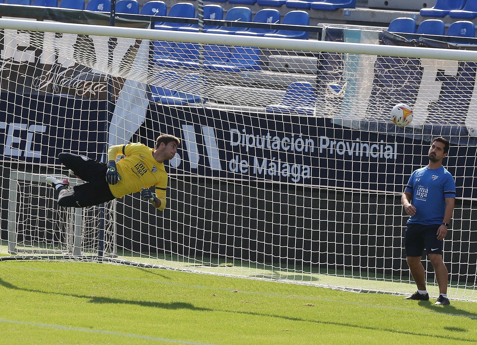 El club blanquiazul abrió las puertas de su estadio para crear comunión entre plantilla y seguidores aprovechando el festivo nacioanl del Día de la Hispanidad y con el objetivo de impulsar la venta de abonos.