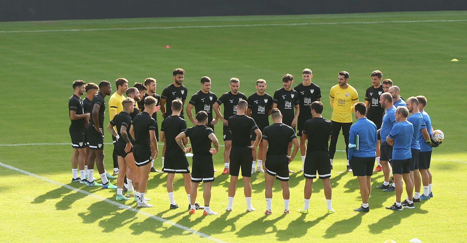 El club blanquiazul abrió las puertas de su estadio para crear comunión entre plantilla y seguidores aprovechando el festivo nacioanl del Día de la Hispanidad y con el objetivo de impulsar la venta de abonos.