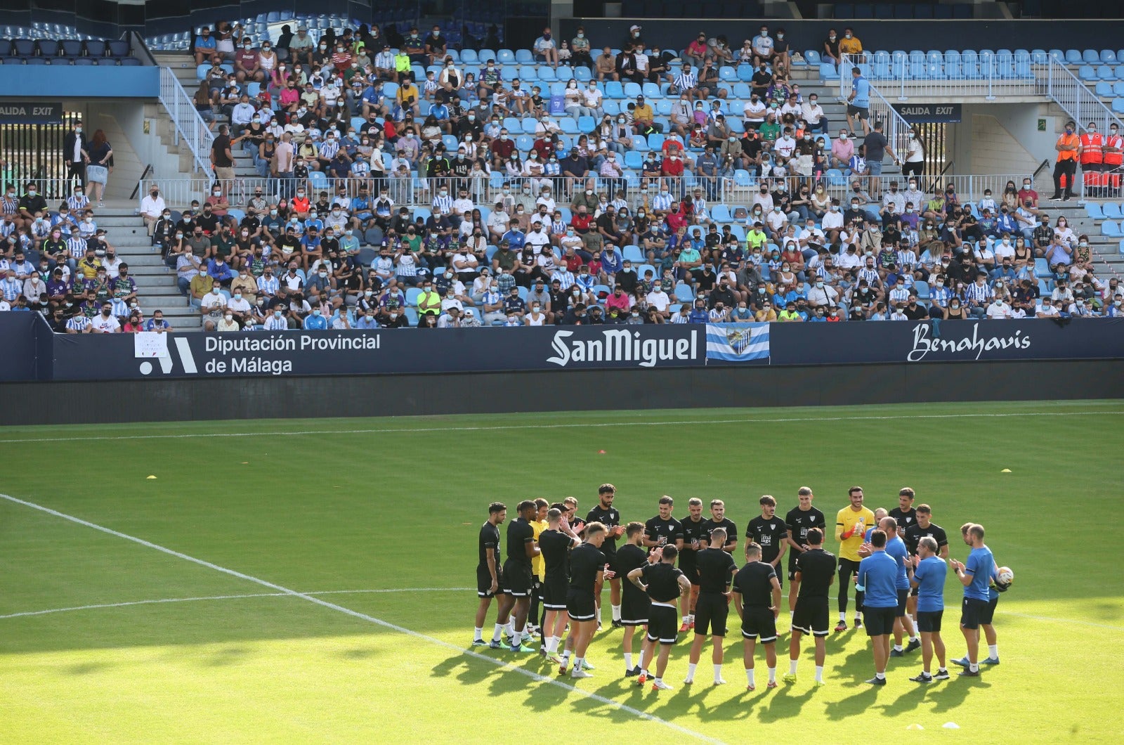 El club blanquiazul abrió las puertas de su estadio para crear comunión entre plantilla y seguidores aprovechando el festivo nacioanl del Día de la Hispanidad y con el objetivo de impulsar la venta de abonos.