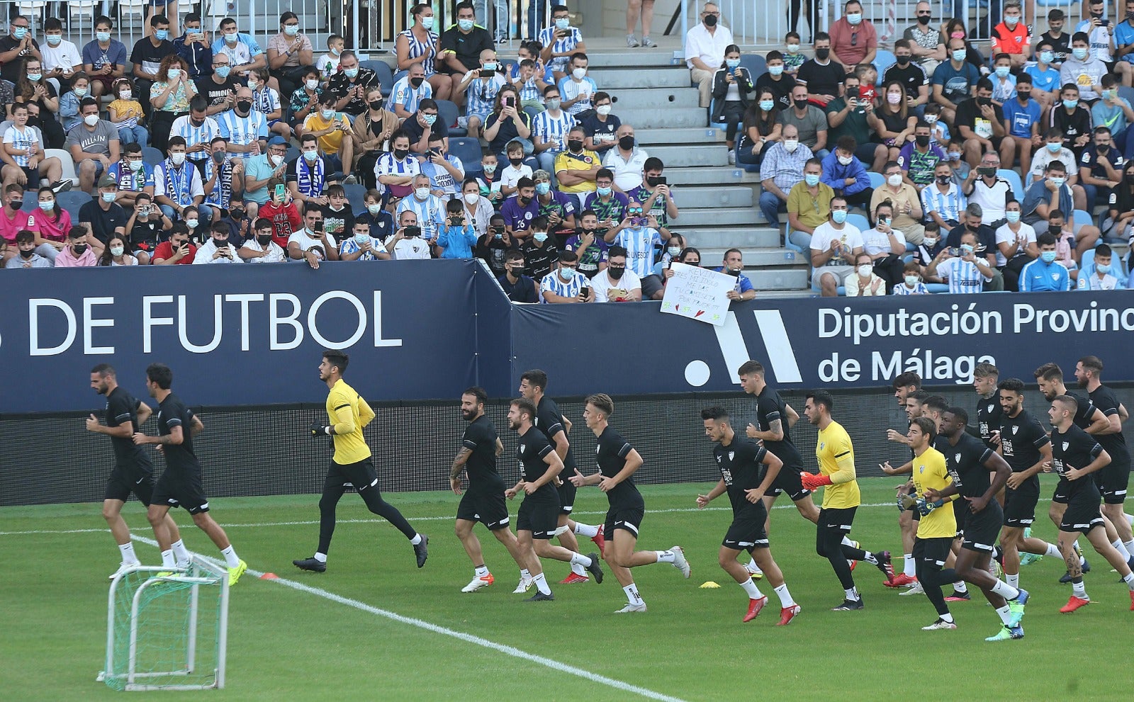El club blanquiazul abrió las puertas de su estadio para crear comunión entre plantilla y seguidores aprovechando el festivo nacioanl del Día de la Hispanidad y con el objetivo de impulsar la venta de abonos.