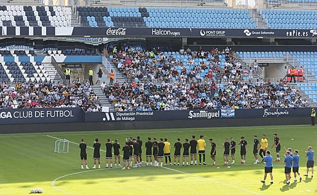 Los jugadores del Málaga agradecen el apoyo de los aficionados durante el entrenamiento.
