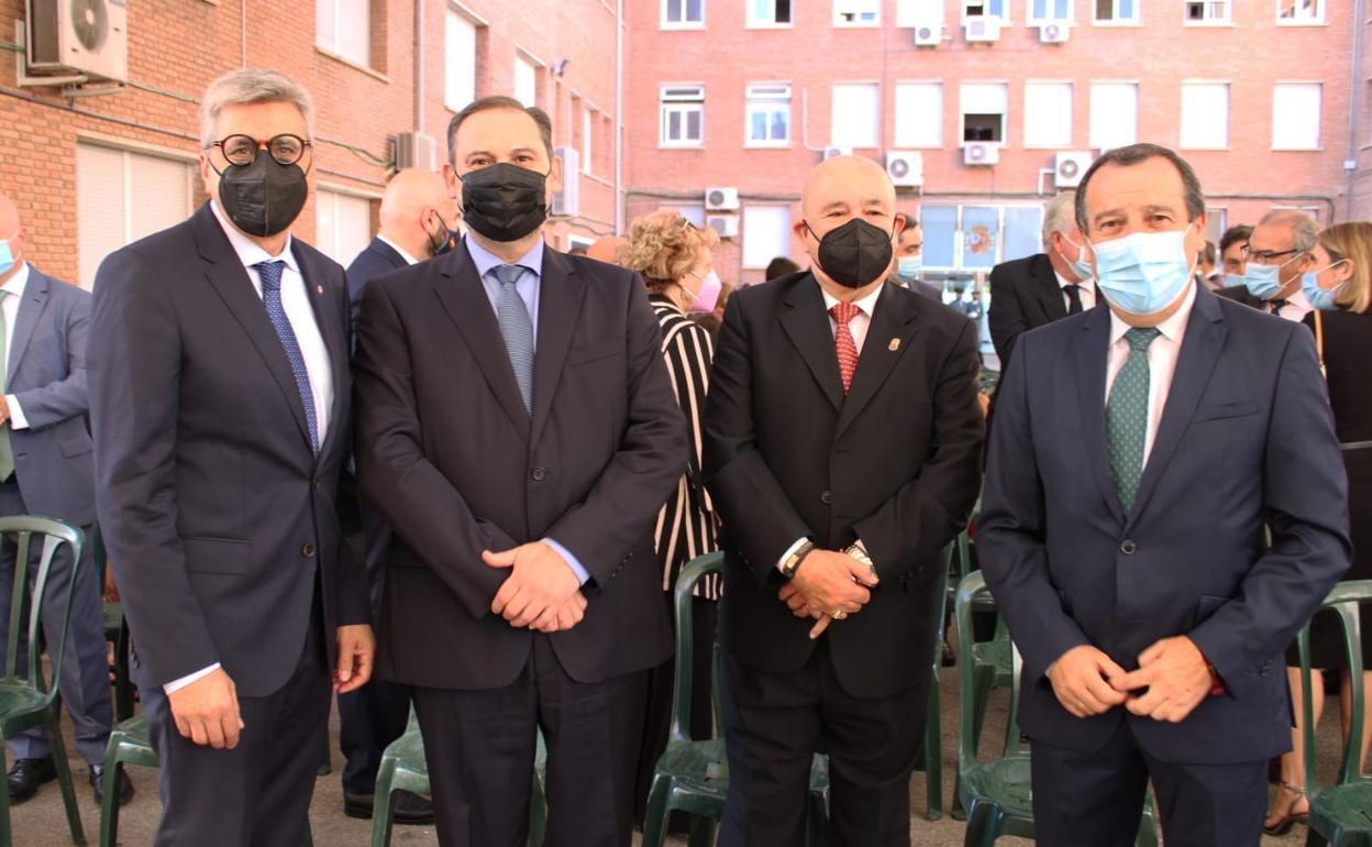 Aguilar, primer por la izquierda, junto al exministro Ábalos, el presidente de las peñas y José Luis Ruiz Espejo, el lunes en los actos del Día de la Guardia Civil. 