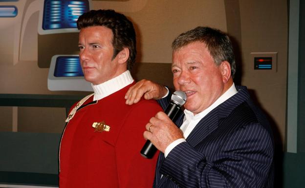 El actor Willian Shatner, junto a su personaje el capitán Kirk de la Flota Estelar, en el museo Madame Tussauds Hollywood.