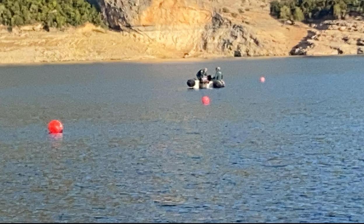 Efectivos del Geas desplegados en el embalse de El Grado. 