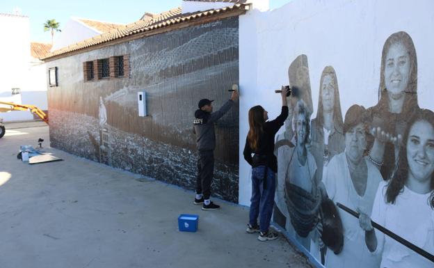 Cuevas del Becerro se engancha al arte urbano con un 'paste up' a la mujer rural