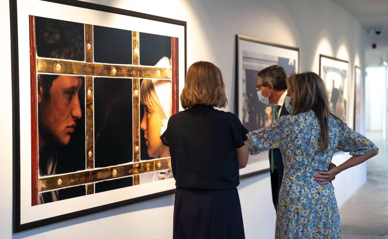 Delphine Charon, Francisco Salado y Cristina Carrillo de Albornoz, ante la fotografía del viaje de novios de Sylvie Vartan y Johnny Hallyday, de 1965. 