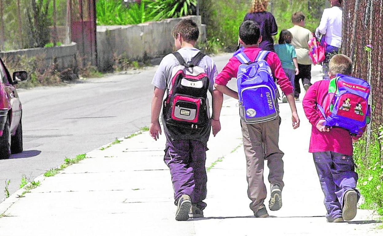 Unos niños se dirigen al colegio, en una imagen de archivo. 