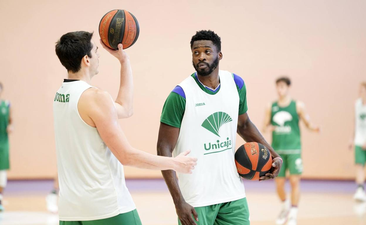 Carlos Suárez y Eric charla durante un entrenamiento esta semana.