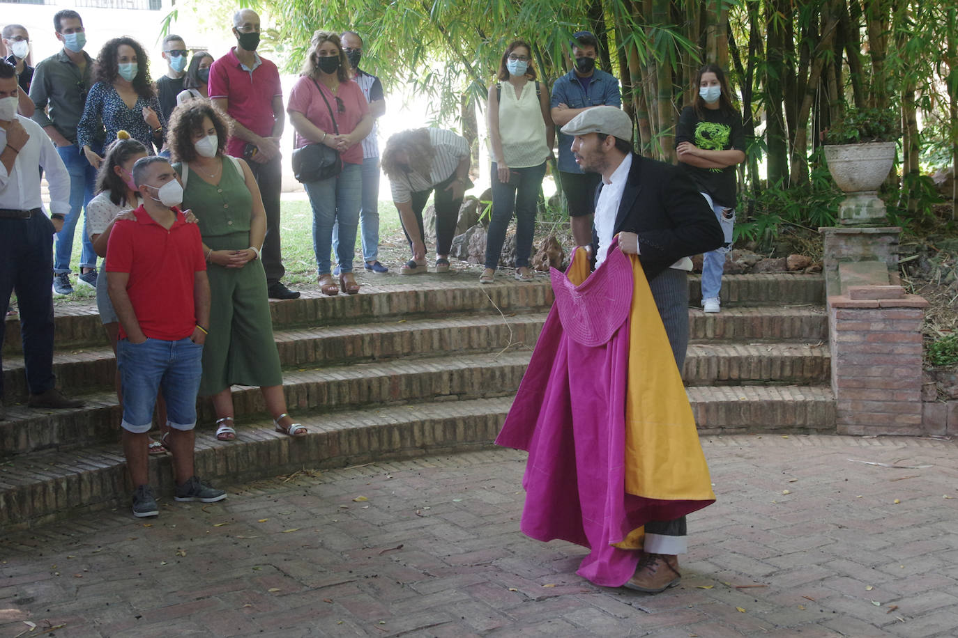 El escritor Ernest Hemingway, el diestro Antonio Ordóñez o el antiguo propietario Enrique Heredia, impulsor del jardín de la finca, se dan cita en las visitas teatralizadas a la finca La Cónsula en Churriana, organizadas por el distrito de la zona y producidas por Eventos con Historia, que son gratuitas los domingos del mes de octubre, en horario de 12.00 y 12.30 horas, previa inscripción.