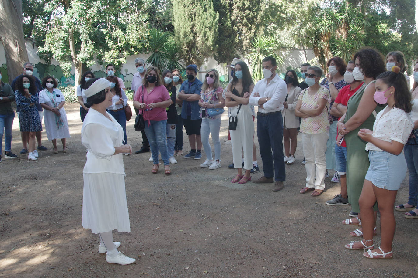 El escritor Ernest Hemingway, el diestro Antonio Ordóñez o el antiguo propietario Enrique Heredia, impulsor del jardín de la finca, se dan cita en las visitas teatralizadas a la finca La Cónsula en Churriana, organizadas por el distrito de la zona y producidas por Eventos con Historia, que son gratuitas los domingos del mes de octubre, en horario de 12.00 y 12.30 horas, previa inscripción.