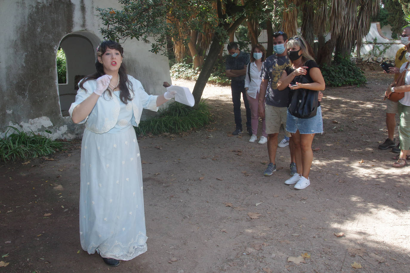 El escritor Ernest Hemingway, el diestro Antonio Ordóñez o el antiguo propietario Enrique Heredia, impulsor del jardín de la finca, se dan cita en las visitas teatralizadas a la finca La Cónsula en Churriana, organizadas por el distrito de la zona y producidas por Eventos con Historia, que son gratuitas los domingos del mes de octubre, en horario de 12.00 y 12.30 horas, previa inscripción.